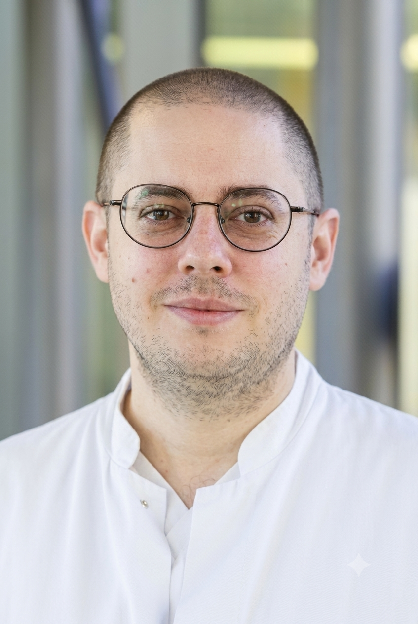 Mann mit Brille in einem weißen Hemd vor neutralem Hintergrund