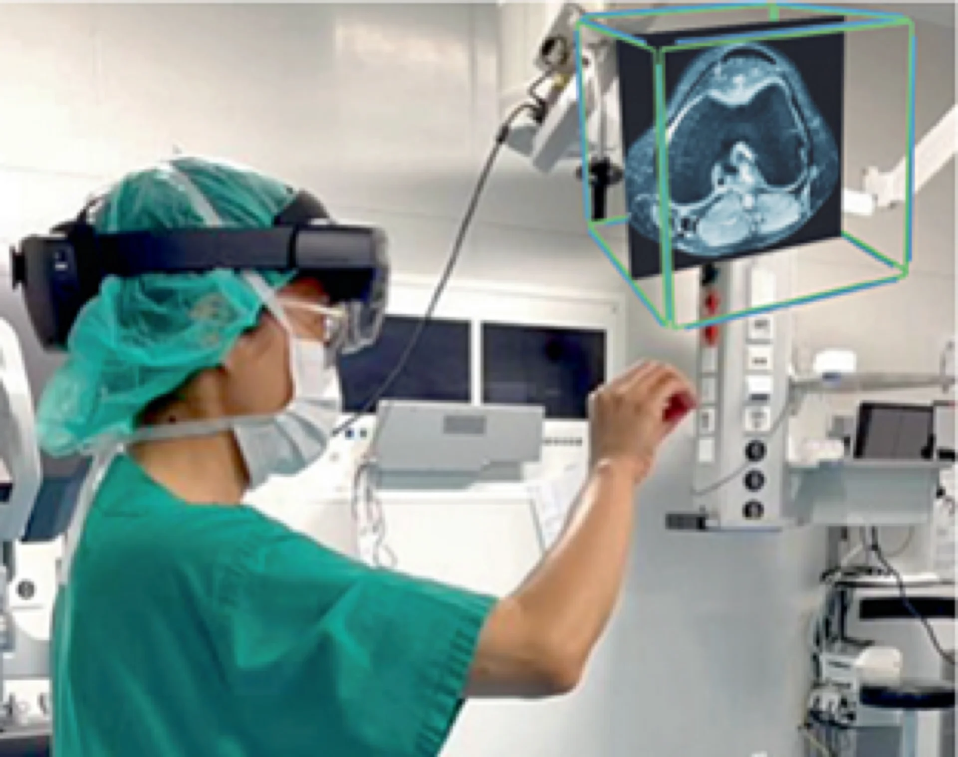 Chirurg mit VR-Brille betrachtet in AR schwebendes 3D-Scan-Bild im OP-Saal.