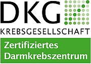 dkg-zertifiziertes-darmkrebszentrum Logo der DKG Krebsgesellschaft mit Text: "Zertifiziertes Darmkrebszentrum" auf grünem Hintergrund.