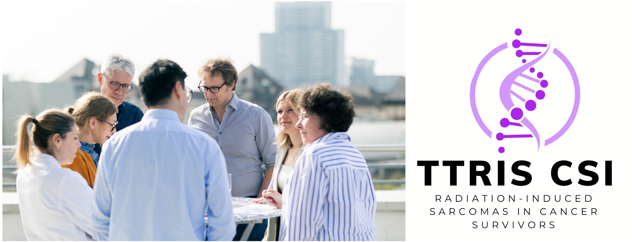 Mehrere Forschende stehen im Freien zusammen und tauschen sich über Unterlagen aus.