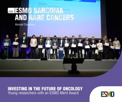 Gruppe von Nachwuchsforschenden steht auf einer Bühne beim ESMO-Kongress und hält Urkunden in den Händen.