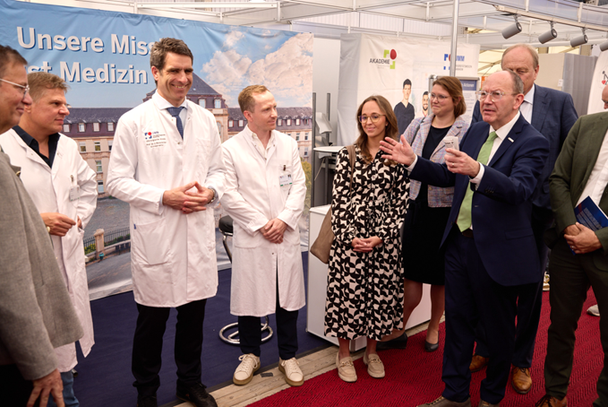Gruppenfoto am Maimarkt-Stand der UMM