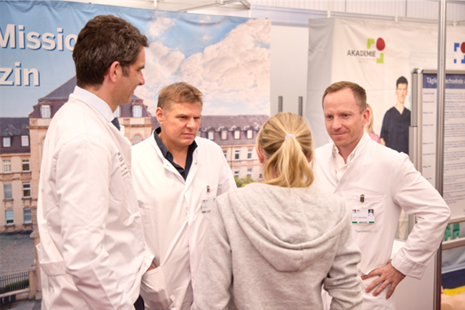 Gruppenfoto am Maimarkt-Stand der UMM