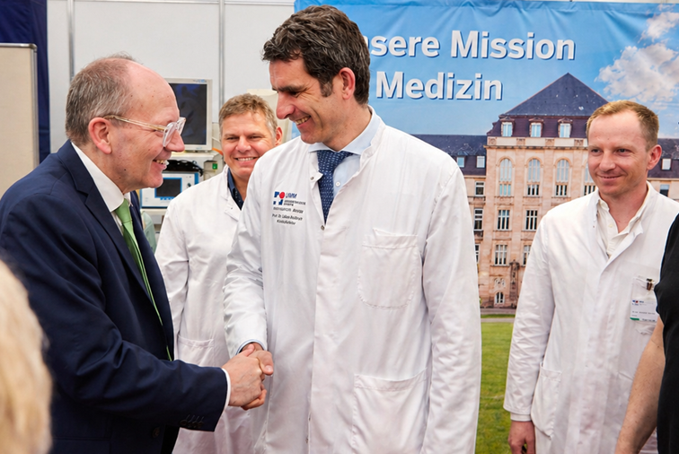 Prof. Dr. med. Christoph Reißfelder schüttelt Hand mit Mannheims Oberbürgermeister Christian Specht.